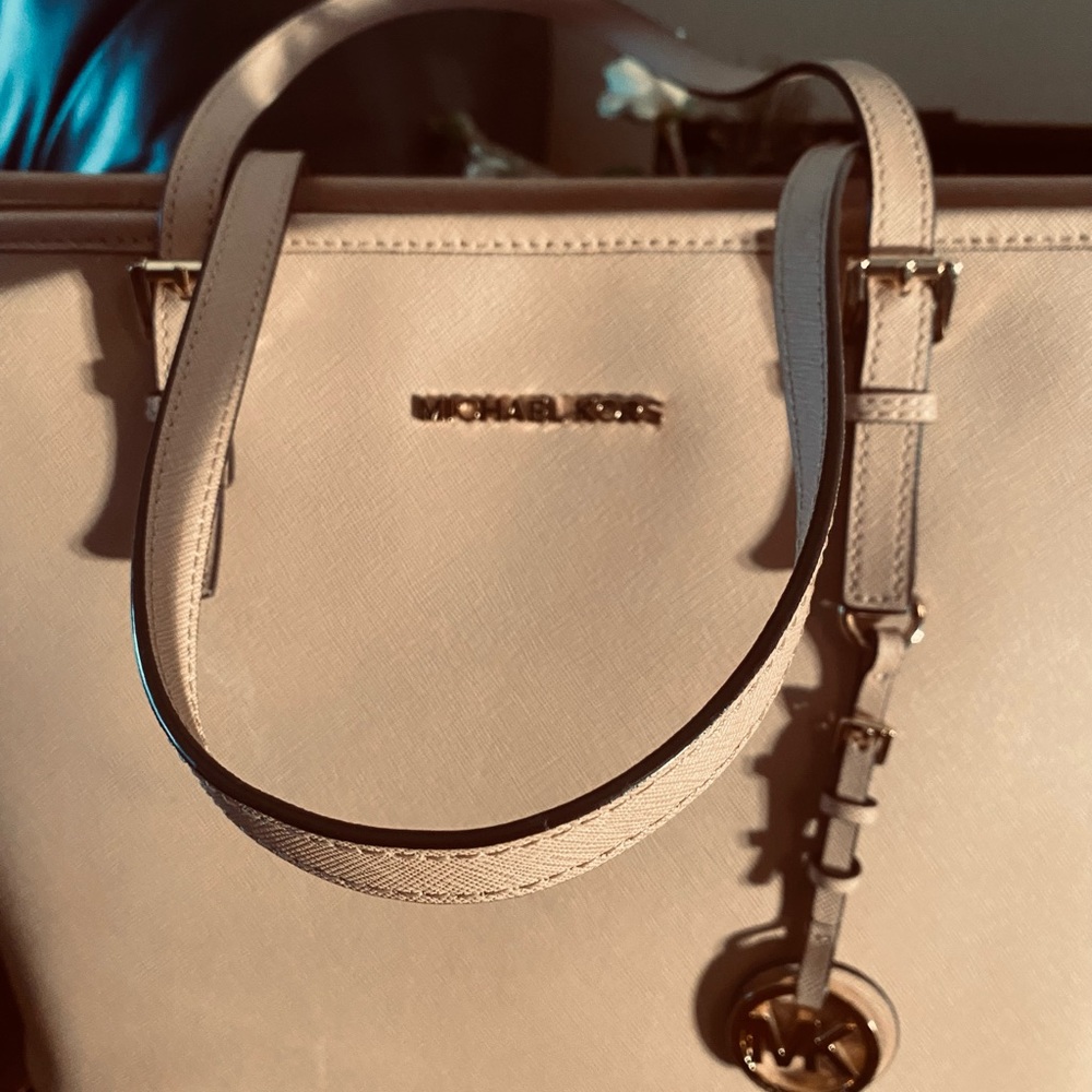 Michael Kors Jet Set Travel Tote - Picture 10 of 14